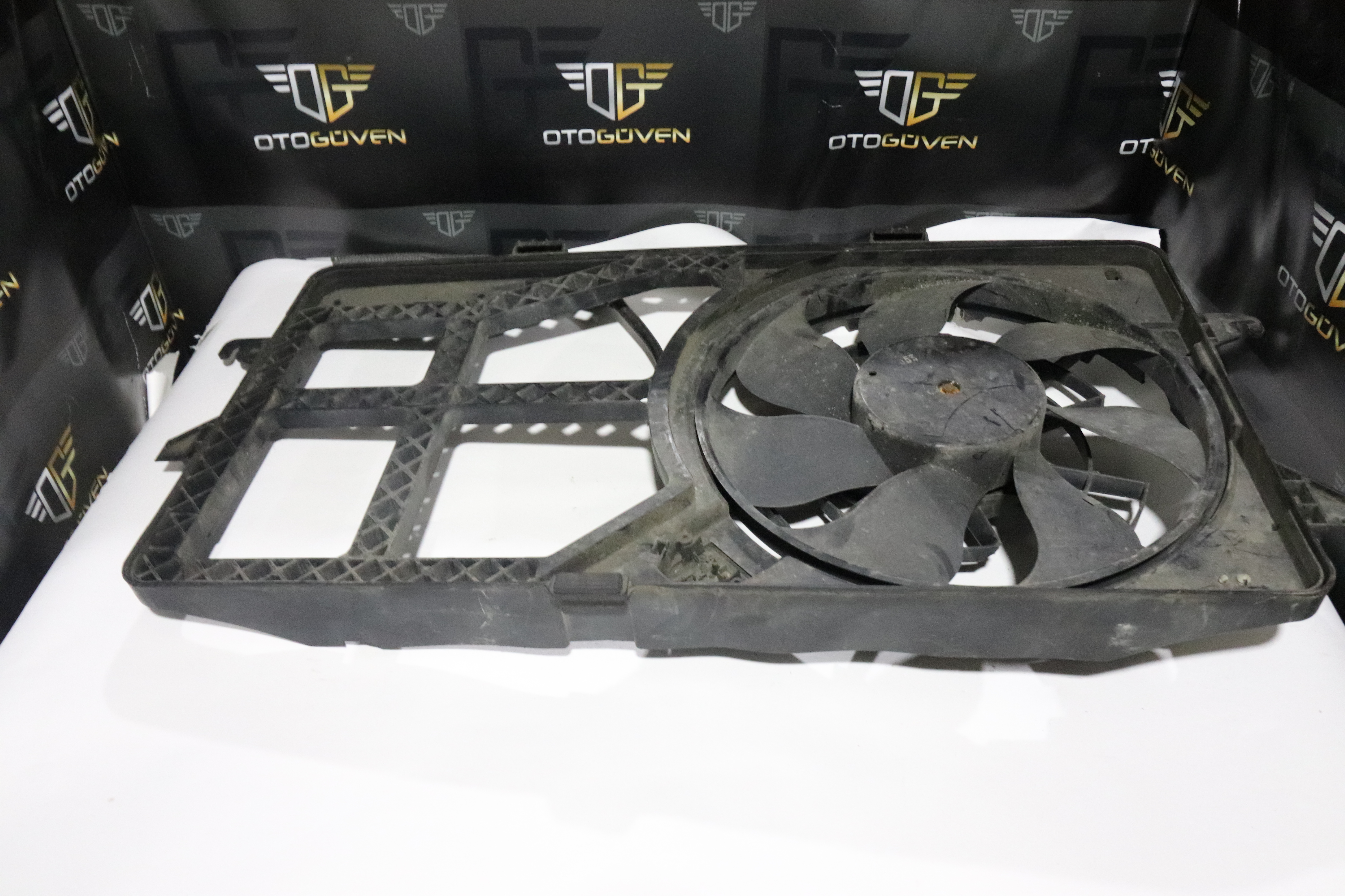 TRANSİT 2000 RADYATÖR ÇERÇEVESİ